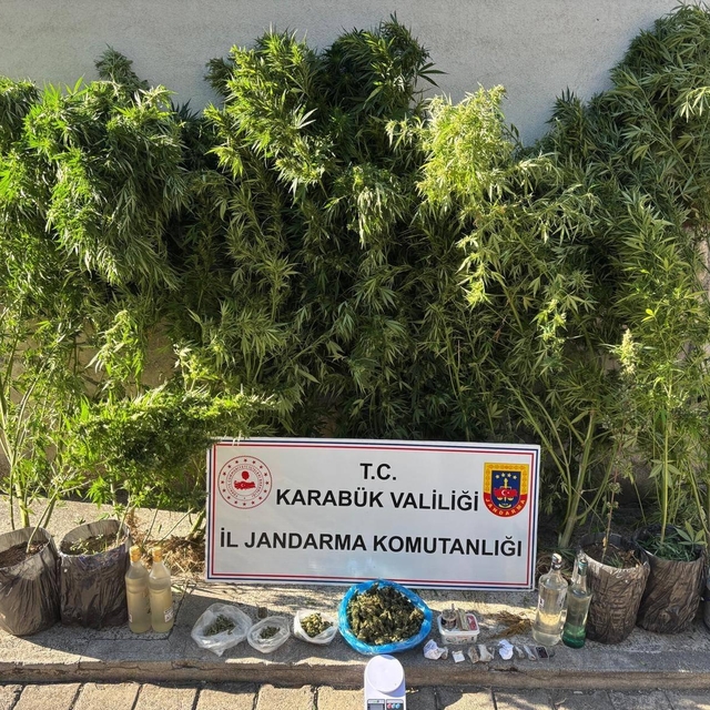 Karabük'te uyuşturucu ve kaçakçılık operasyonlarında 3 zanlı gözaltına alın...