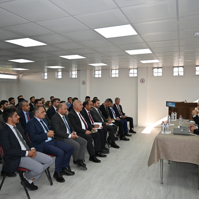 Hizan Kaymakamı Öztürk, okul müdürleriyle bir araya geldi