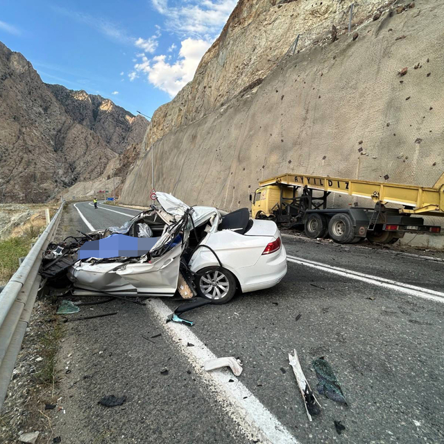 Artvin'de otomobil ile kamyon çarpıştı, 1 kişi öldü
