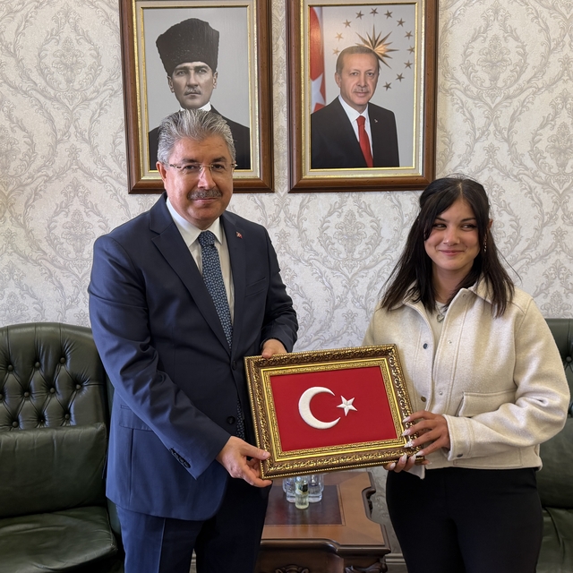 Eskişehir'de yerden Türk bayrağını alan kuryeye Vali Yılmaz'dan hediye