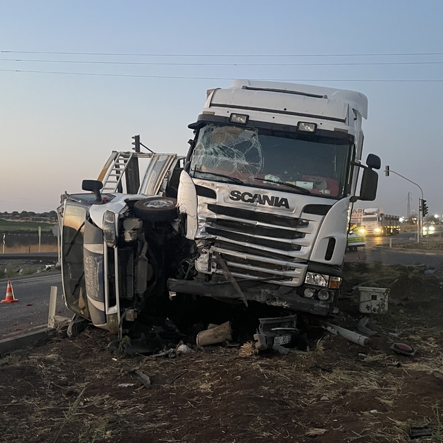 Şanlıurfa'da tırla kamyonetin çarpışması sonucu 3 kişi yaralandı