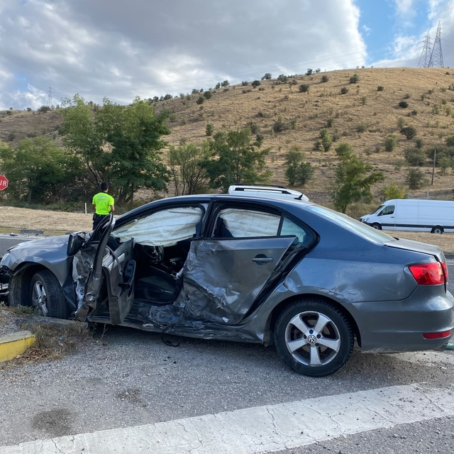 Çankırı'da hafif ticari araç ile otomobilin çarpıştığı kazada 3 kişi yarala...