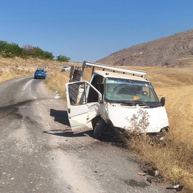 Elazığ'da kamyonet ile otomobilin çarpıştığı kazada 2 kişi öldü, 4 kişi yar...