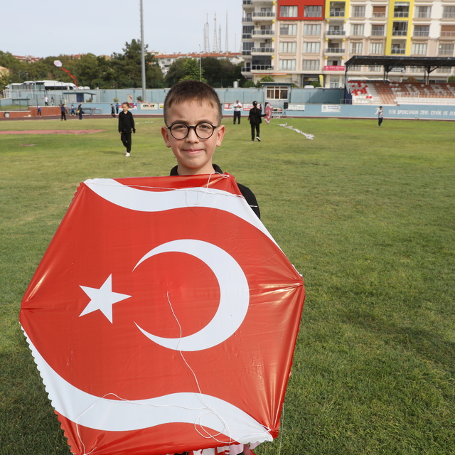 Edirne'de çocuklar Gazze için uçurtma uçurdu