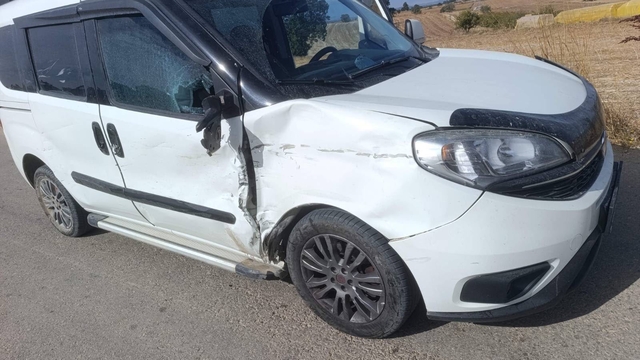 Bilecik'te hafif ticari araca çarpan motosiklet sürücüsü yaralandı