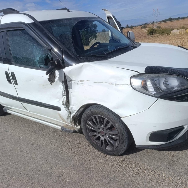 Bilecik'te hafif ticari araca çarpan motosiklet sürücüsü yaralandı