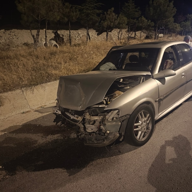 Afyonkarahisar'da iki otomobilin çarpıştığı kazada 8 kişi yaralandı