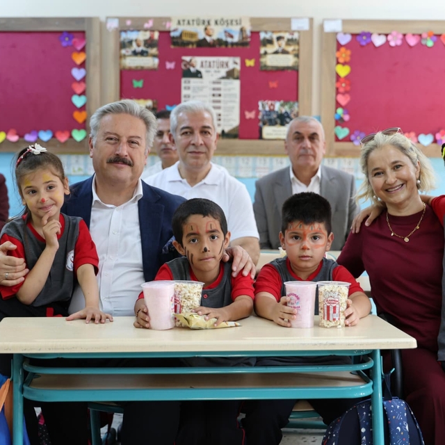 Melikgazi Belediye Başkanı Palancıoğlu dersbaşı yapan öğrencileri ziyaret e...