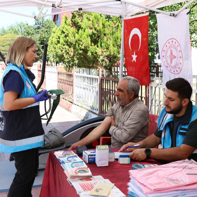 Van'da caddede kurulan stantta vatandaşlara sağlık hizmeti veriliyor