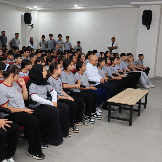 Elazığ'da İl Milli Eğitim Müdürü Aziz Gün, LGS'ye hazırlanan öğrencilerle b...