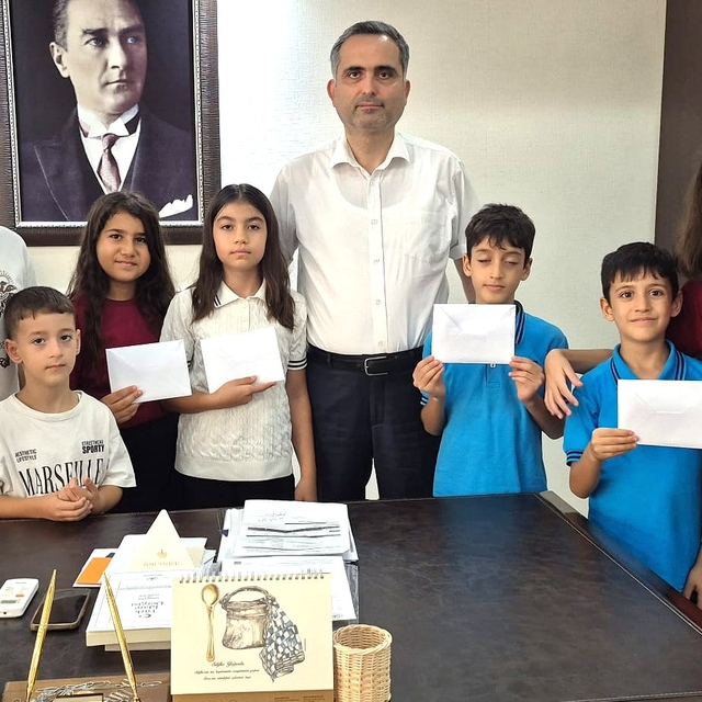 Adana'da çocuklar, yangından etkilenenler için topladıkları parayı kaymakam...