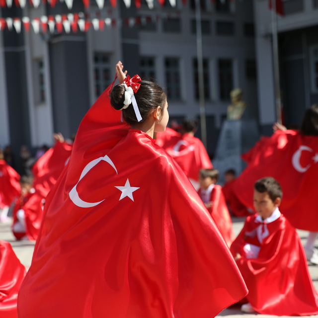 Kastamonu'da öğrenciler Türk bayraklarıyla gösteri yaptı