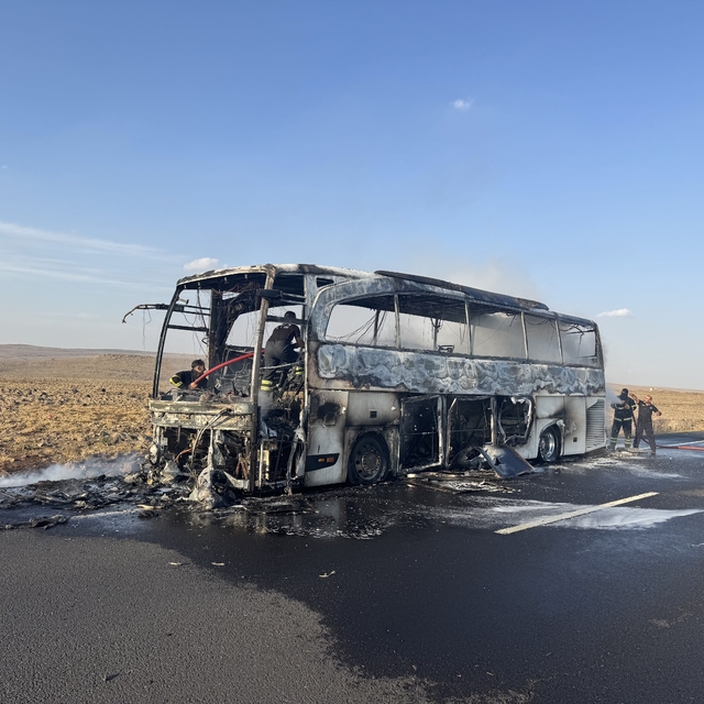 Şanlıurfa'da seyir halindeki otobüste çıkan yangın söndürüldü