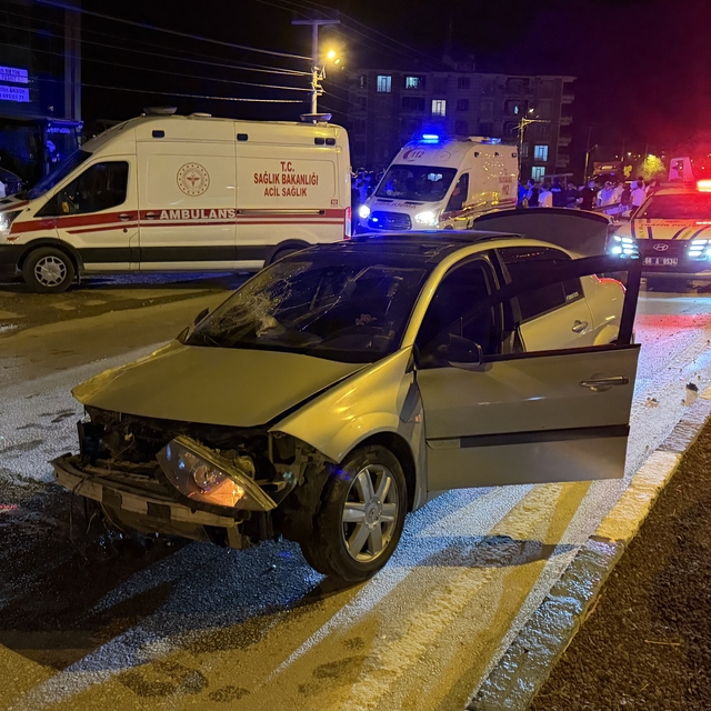 Yozgat'ta otomobil ile kamyonet çarpıştı, 5 kişi yaralandı