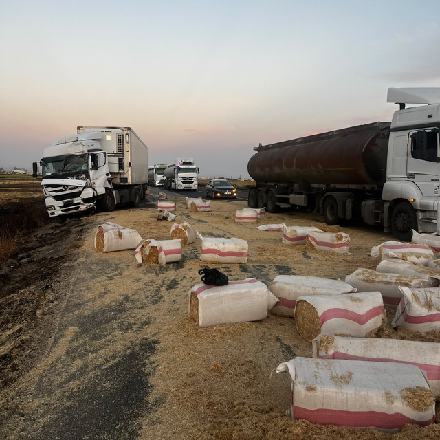 Mardin'de tırla çarpışarak devrilen saman yüklü kamyonetin sürücüsü yaralan...