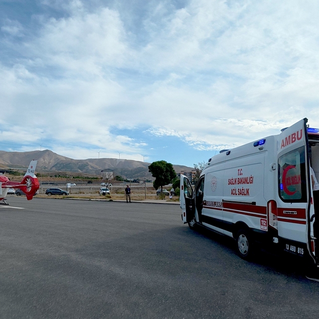 Bitlis'te kalp hastası 1 günlük bebek ambulans helikopterle Van'a sevk edil...
