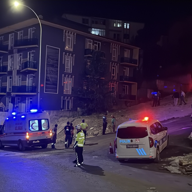 Karabük'te apartman dairesinde çıkan yangında 2 kişi dumandan etkilendi