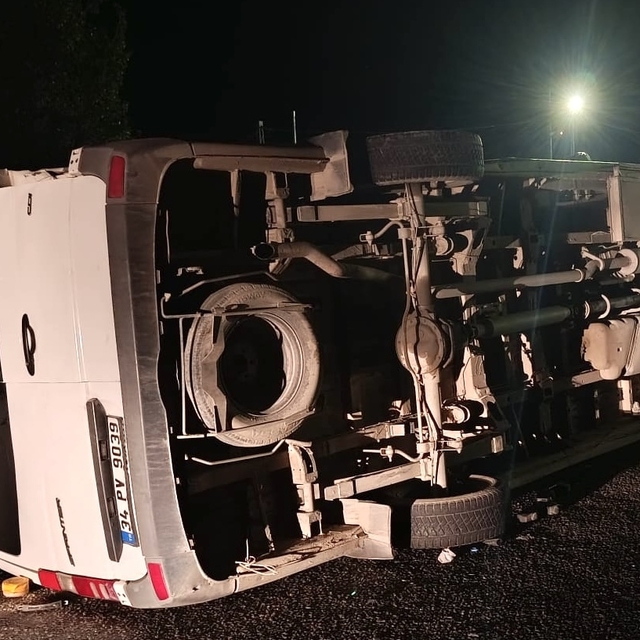 Van'da minibüsle kamyonun çarpıştığı kazada 13 kişi yaralandı