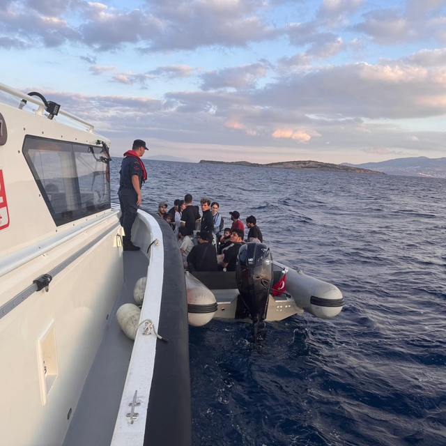 İzmir açıklarında 19 düzensiz göçmen yakalandı