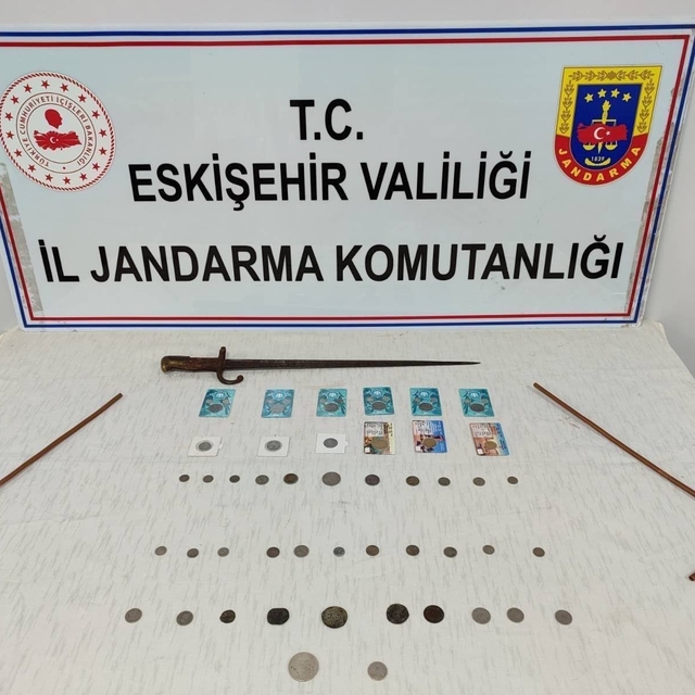 Eskişehir'de 46 sikke ve tarihi eser niteliğinde kılıç ele geçirildi