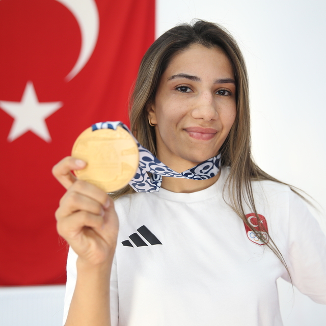 Şampiyon ablasının izinden giden Zehra, Akdeniz Oyunları'ndan altın madalya...