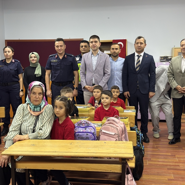 Şehit kızı Zeynep'i okula jandarma ekipleri götürdü