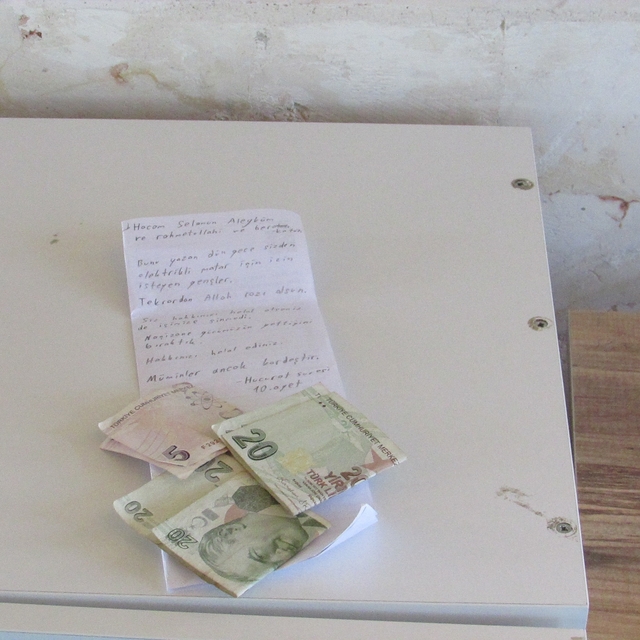 Nurdağı'nda elektrikli motosikletlerini mescitte şarj eden kişiler 45 lira...