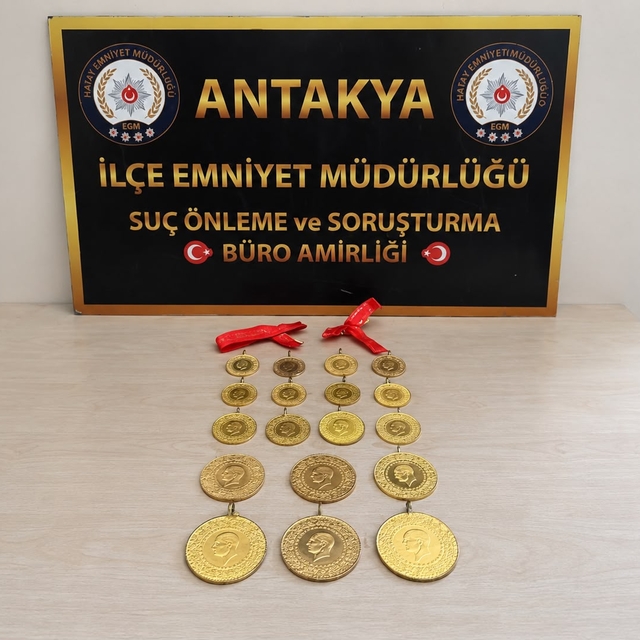 Hatay'da otomobilden inen kişinin düşürdüğü altınları alan şüpheli yakaland...