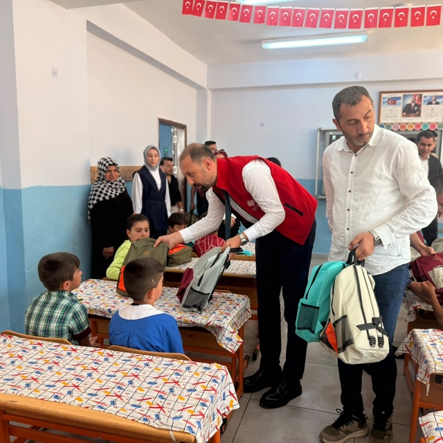 Bitlis Vakıflar Bölge Müdürlüğünden Siirt'te öğrencilere kitap desteği