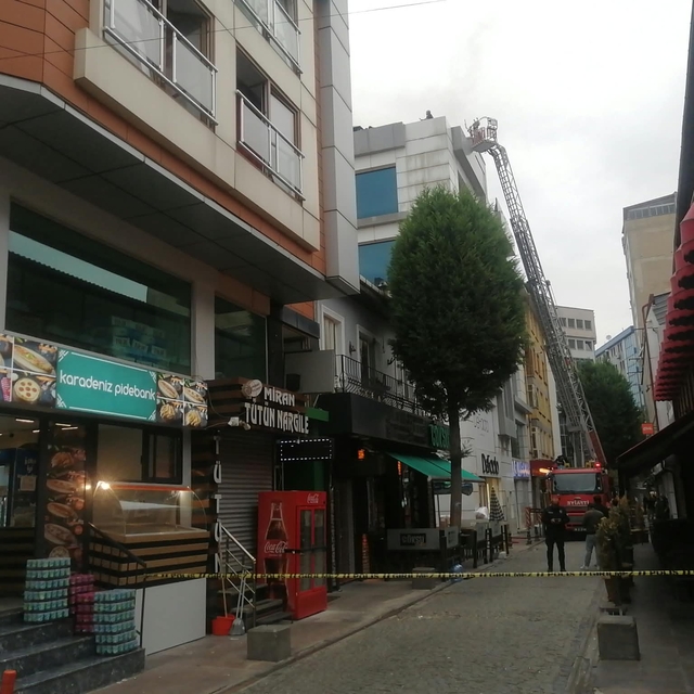 Eskişehir'de mağazaların olduğu binada çıkan yangın söndürüldü