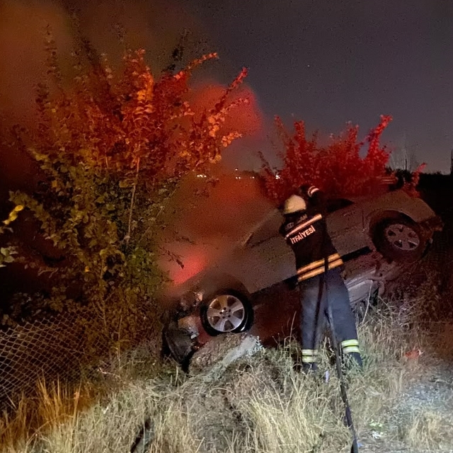 Erzincan'da kanala düşerek alev alan otomobildeki 3 kişi yaralandı