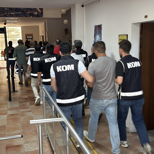 Bodrum'da "Sokaklar Güvende" operasyonunda yakalanan 8 zanlı adliyeye sevk...