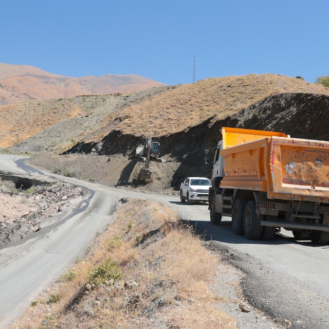 Hakkari'de kar ve sağanak nedeniyle çöken yol yeni açılan güzergahla yenile...