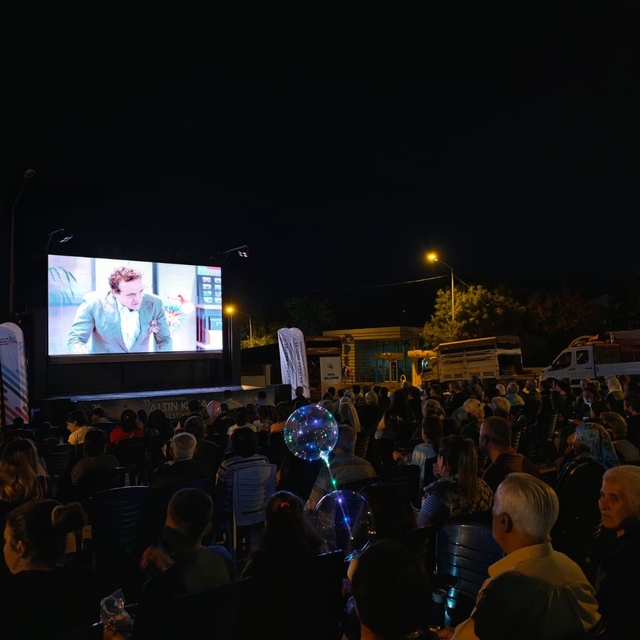 Arguvan'da gezici sinema tırı vatandaşlarla buluştu