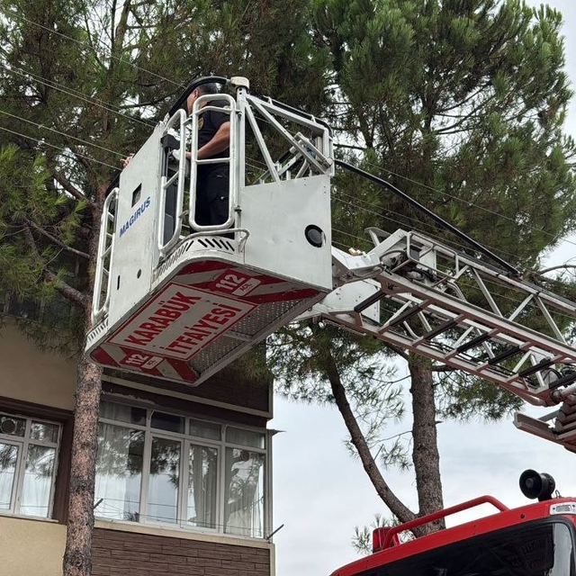 Karabük'te evinde düşen 90 yaşındaki kadını itfaiye ekipleri kurtardı