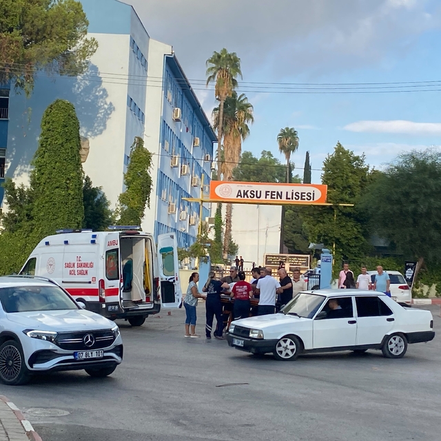 Antalya'da trafik kazasında yaralanan genç kıza ilk müdahaleyi Rektör Özkan...