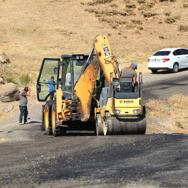 Karlıova'da köy yolları onarılıyor