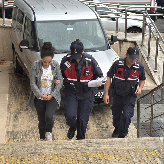 Zonguldak'ta 17 yaşındaki kızlarını darbedip zincirle bağladıkları iddia ed...