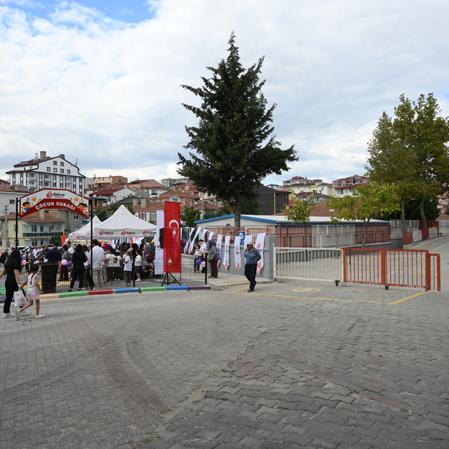Edirne'de ilkokul önündeki cadde araç trafiğine kapatıldı