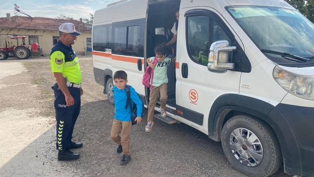 Eskişehir'de jandarma ekiplerince okul çevrelerinde denetim yapıldı