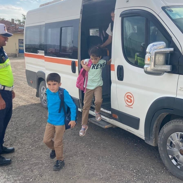 Eskişehir'de jandarma ekiplerince okul çevrelerinde denetim yapıldı