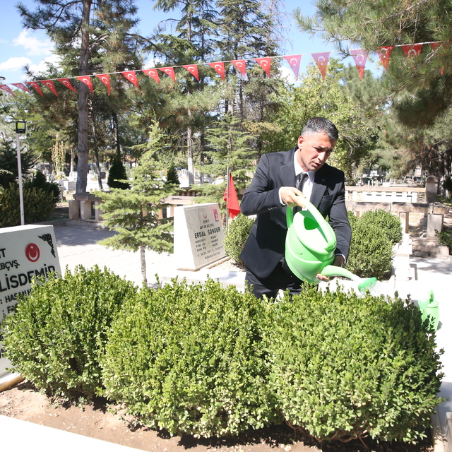 Niğde Cumhuriyet Başsavcısı Tuncay, şehit Halisdemir'in kabrini ziyaret ett...