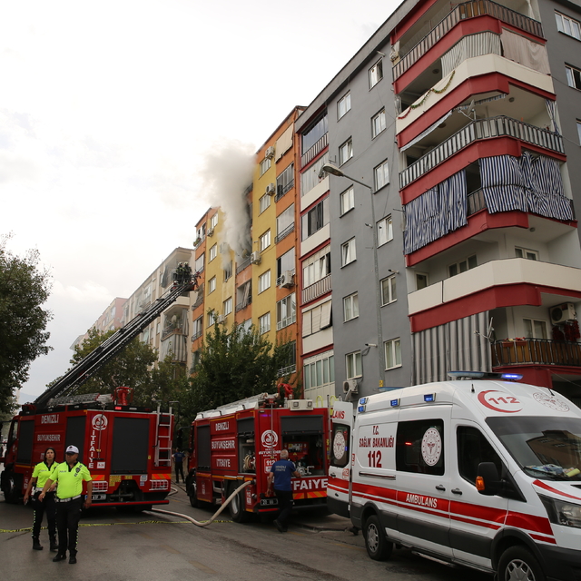 Denizli'de apartmandaki yangında 2 kişi dumandan etkilendi