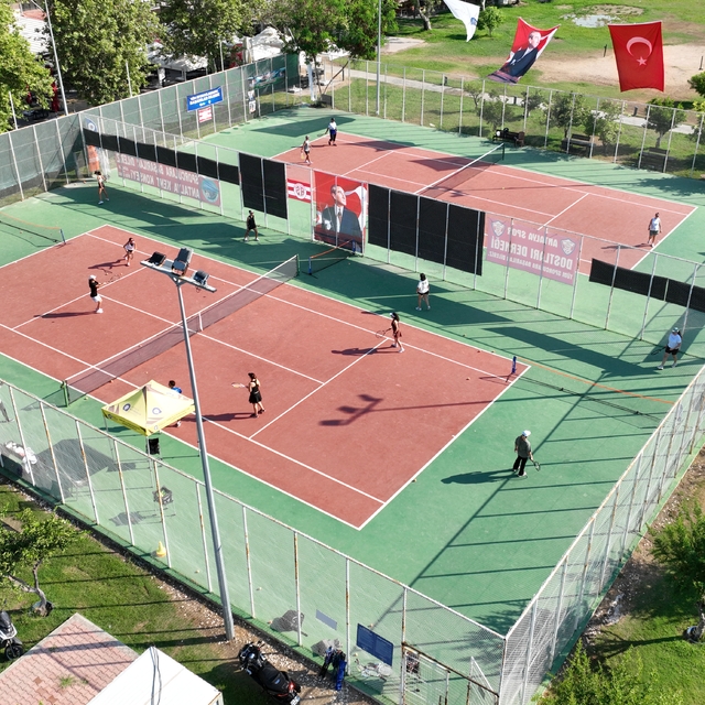 Antalya'da ücretsiz tenis kursları düzenleniyor