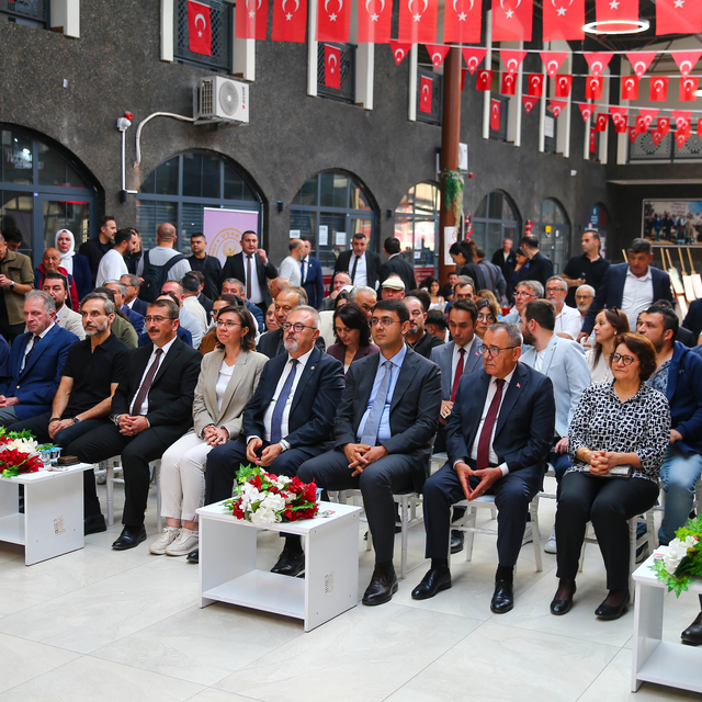 Uşak'ta 46 yıllık terziye "Yılın Ahisi" ödülü verildi