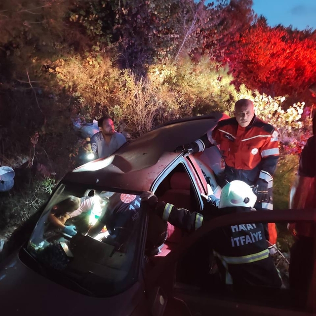 Hatay'da menfeze devrilen otomobildeki 4 kişi yaralandı