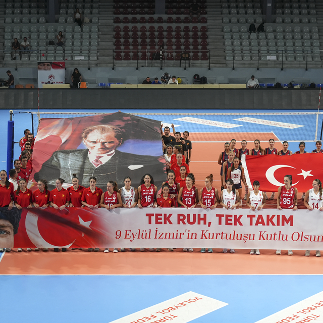 İzmir'in kadın voleybol takımları sahaya "karma takımla" çıktı