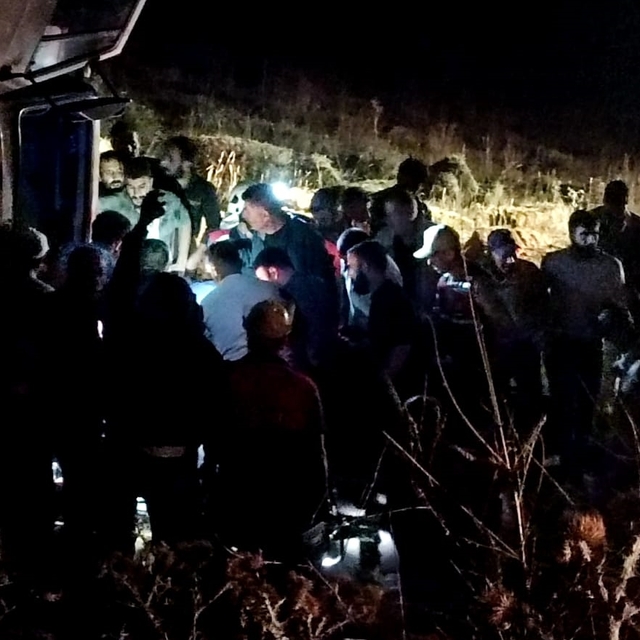 Kars'ta saman balyası yüklü kamyonet devrildi, 4 kişi yaralandı
