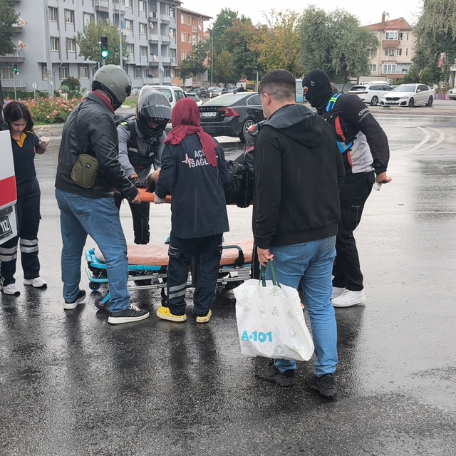 Kütahya'da motosiklet devrildi: 2 yaralı