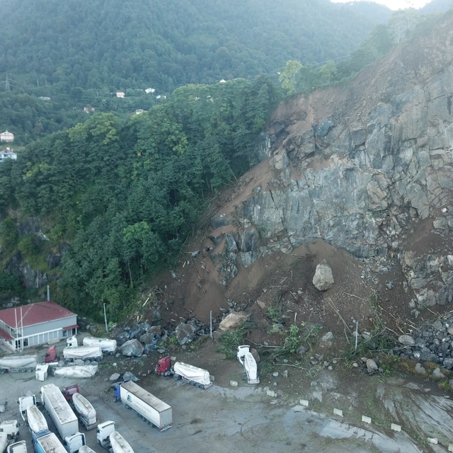 Artvin'de tır parkındaki heyelanda 1 kişi öldü